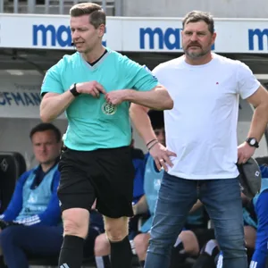 HSV-Trainer Steffen Baumgart (r./hier mit Schiedsrichter Tobias Welz) droht in Kürze die Aufstellung eines neuen deutschen Rekordes.