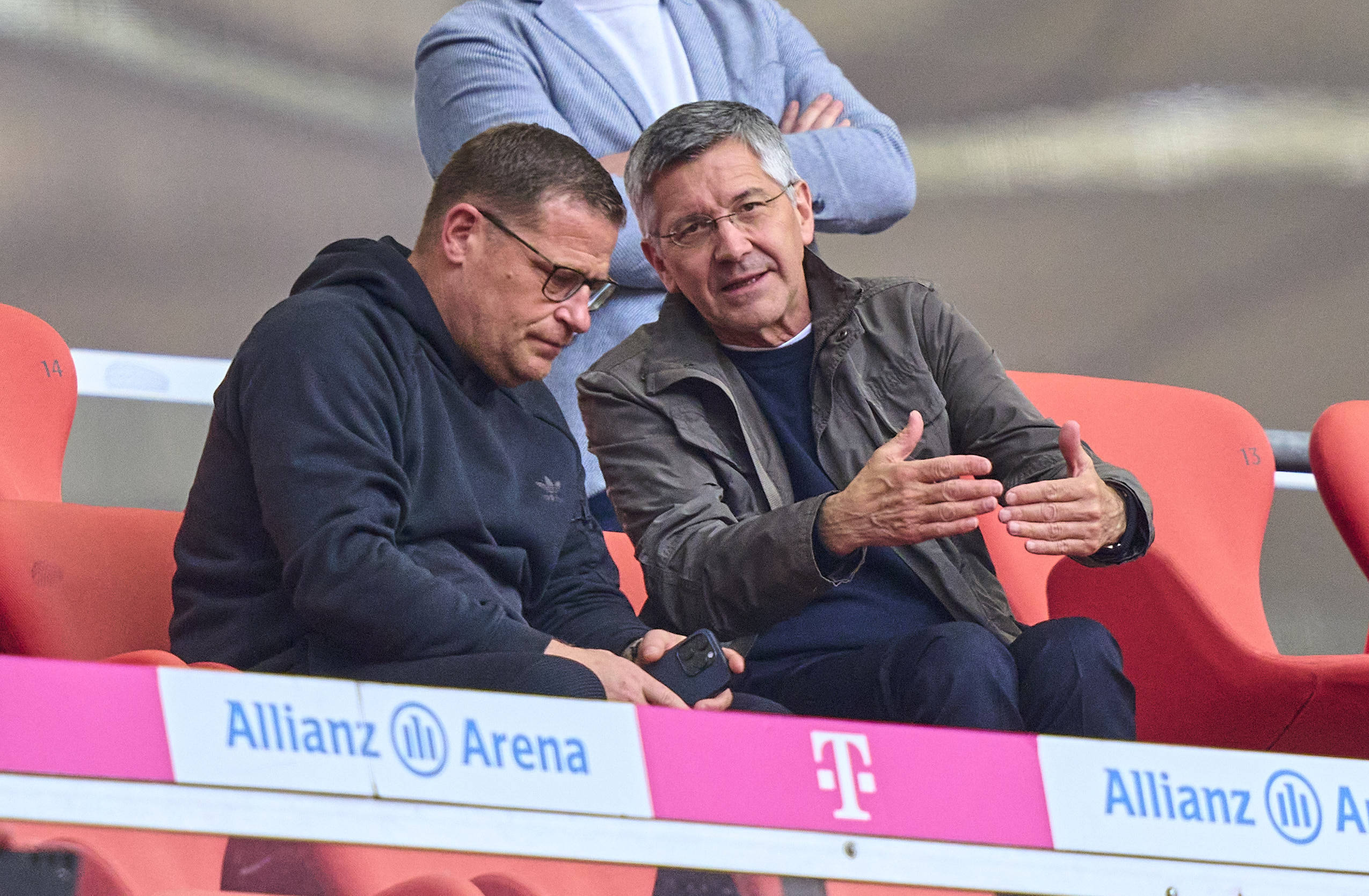 Bayerns Sportvorstand Max Eberl im Gespräch mit Präsident Herbert Hainer auf der Tribüne der Allianz Arena