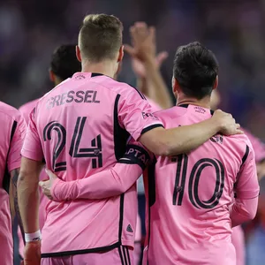 Julian Gressel und Lionel Messi Arm in Arm