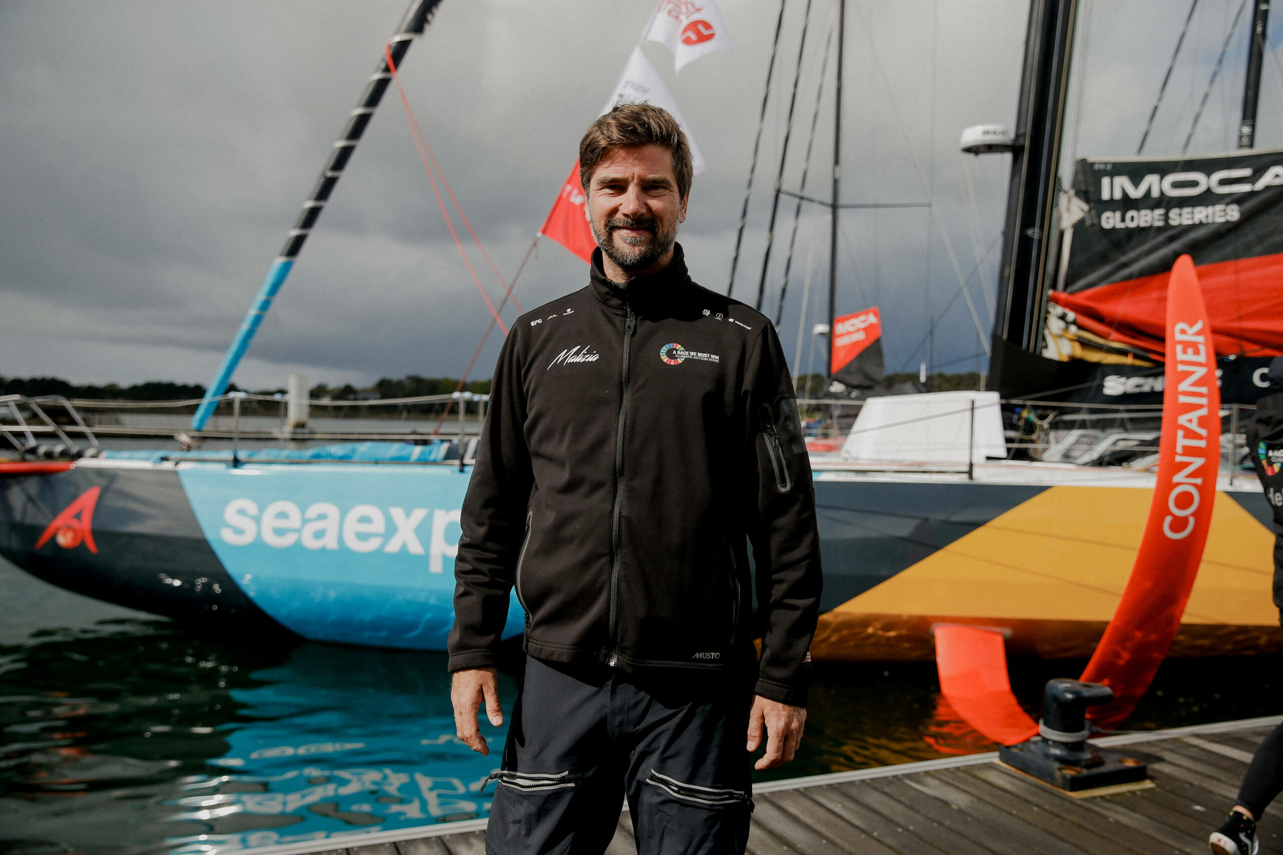 Boris Herrmann vor dem Segelschiff