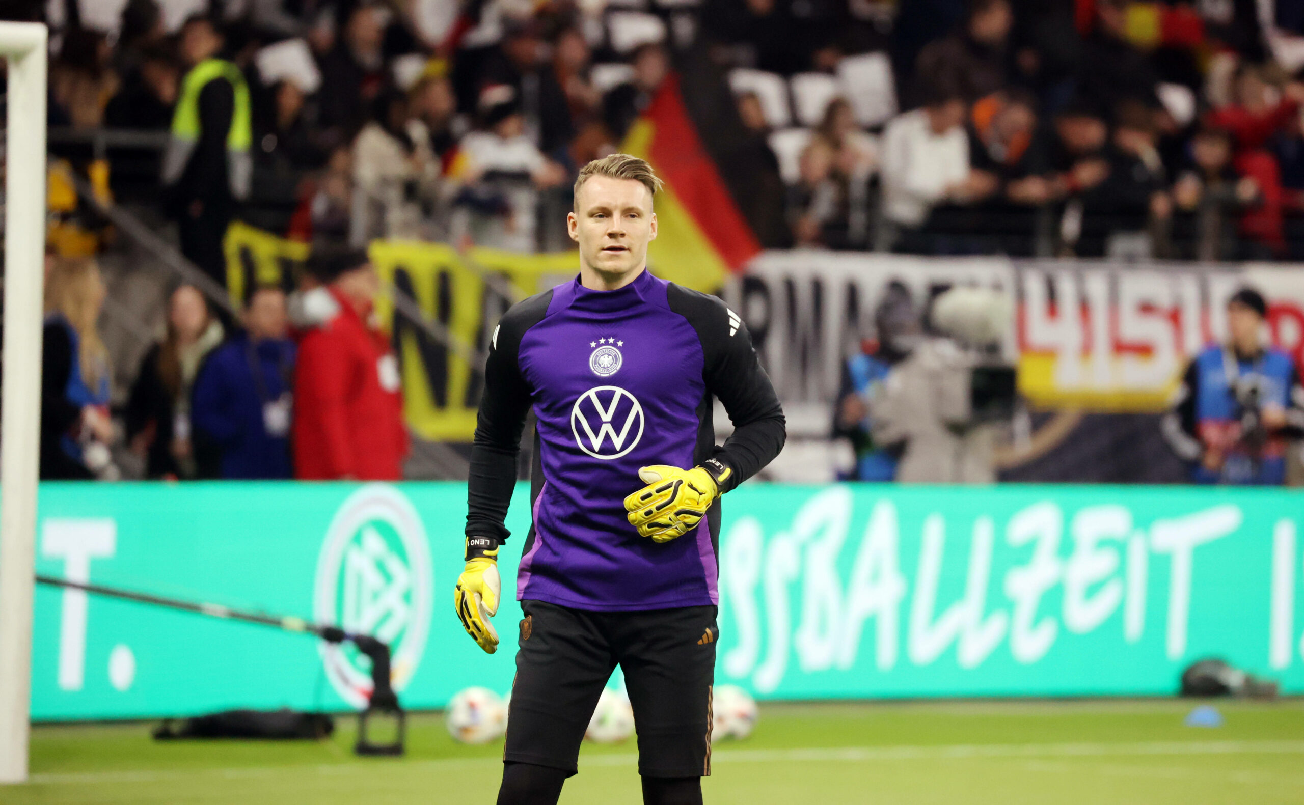 Bernd Leno in Oberteil der deutschen Nationalmannschaft beim Aufwärm-Training