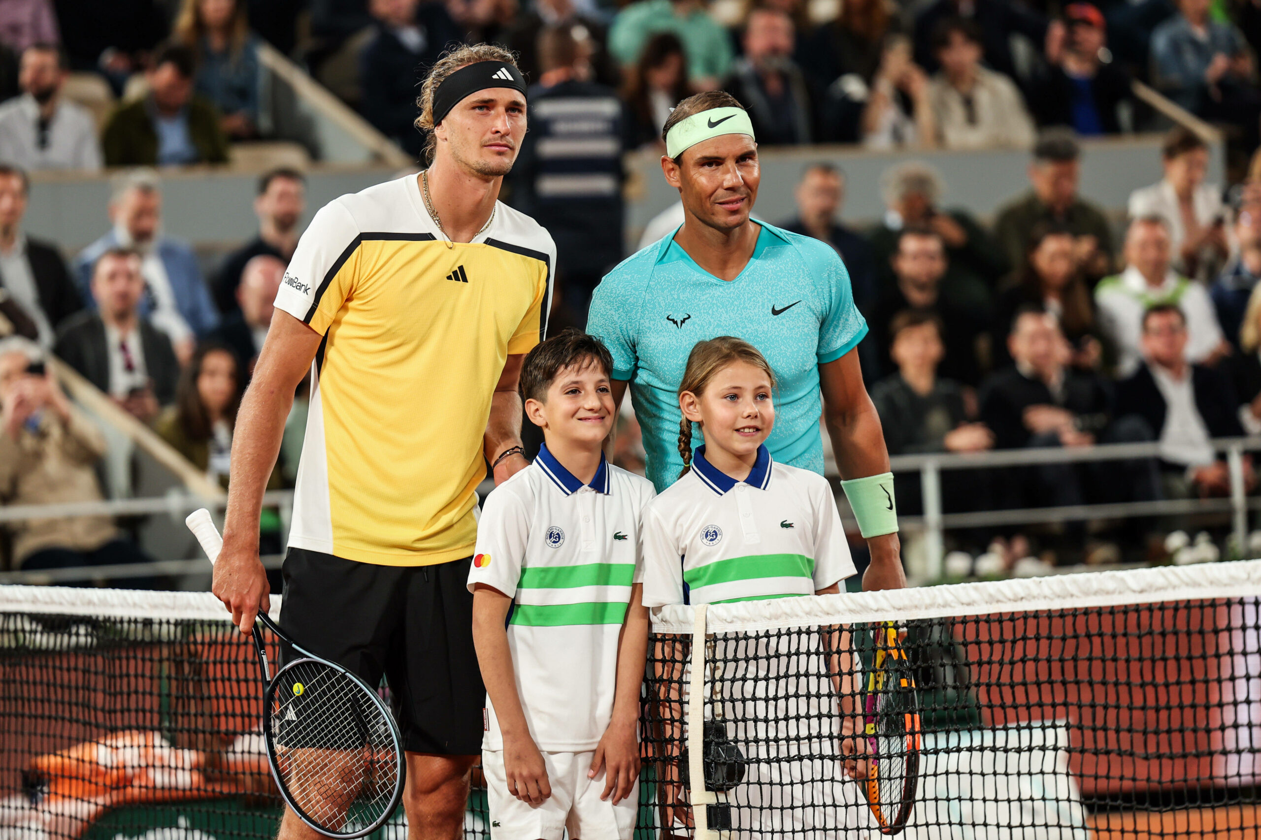 Alexander Zverev und Rafael Nadal stehen vor ihrem Match mit Einlaufkindern am Netz