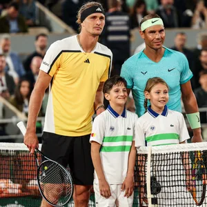 Alexander Zverev und Rafael Nadal stehen vor ihrem Match mit Einlaufkindern am Netz