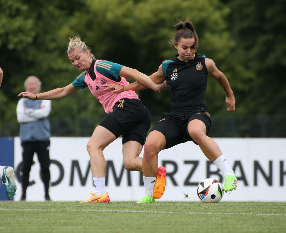 Alexandra Popp und Lena Oberdorf im Zweikampf