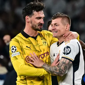 Mats Hummels umarmt Toni Kroos