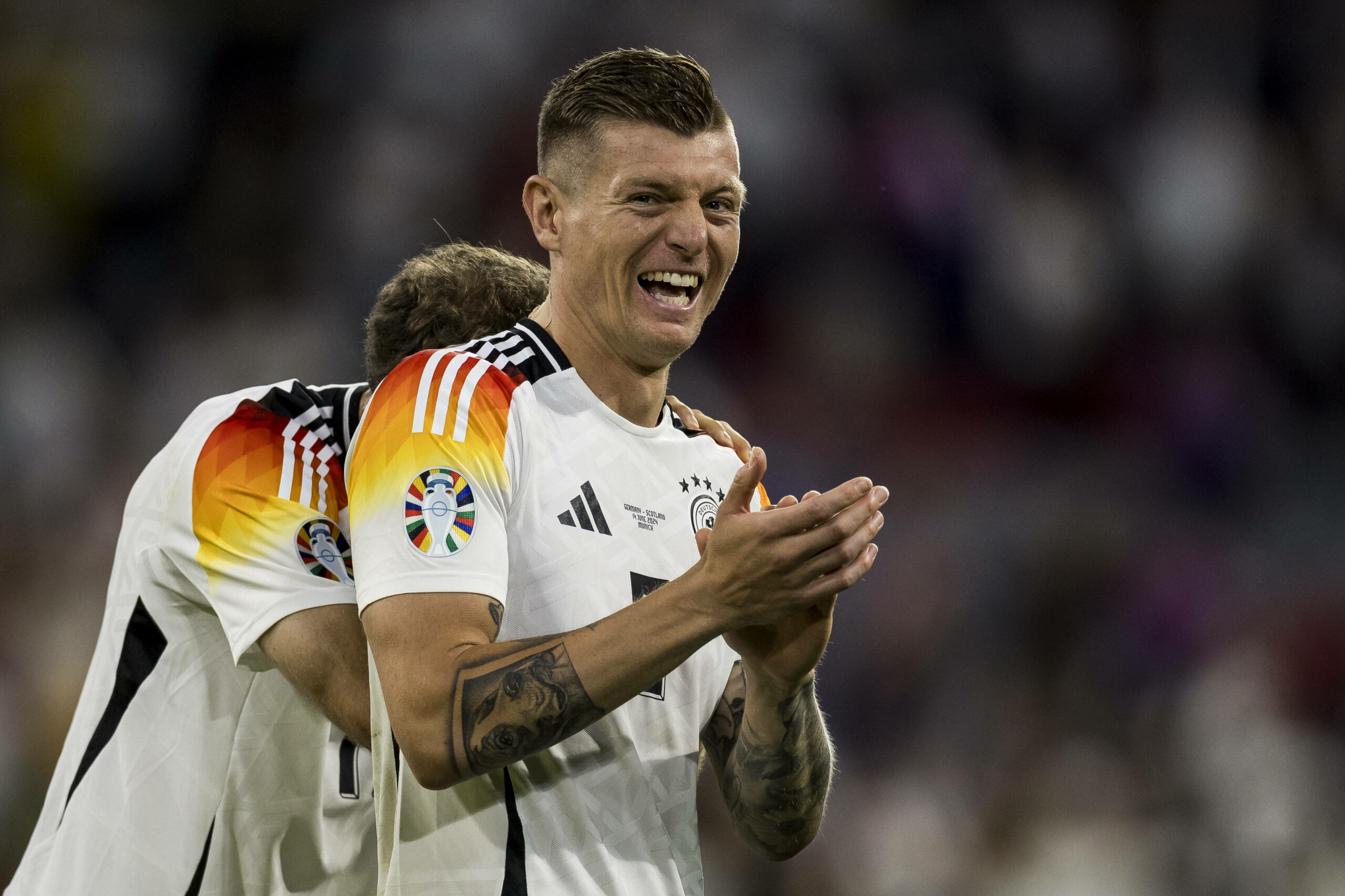 Toni Kroos lacht im DFB-Trikot