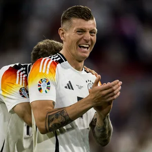 Toni Kroos lacht im DFB-Trikot