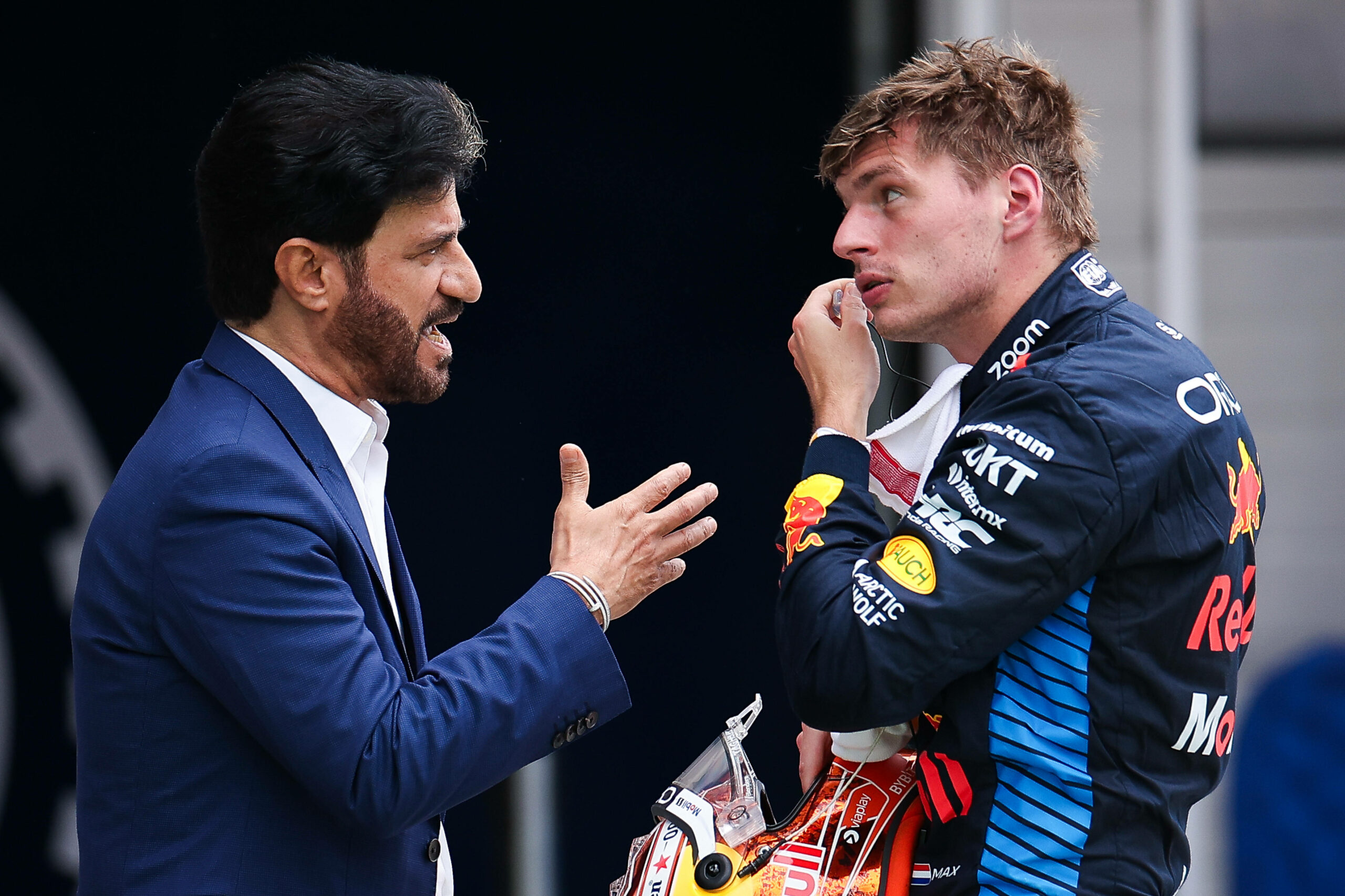 FIA-Präsident Mohammed Ben Sulayem redet auf Max Verstappen ein