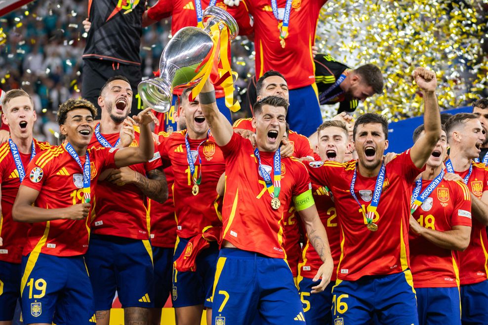 Die spanische Nationalmannschaft feiert den Gewinn der Europameisterschaft mit Konfetti und Pokal