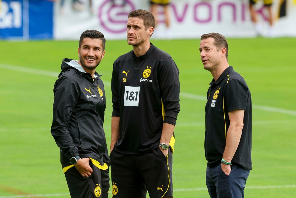 Nuri Sahin, Sebastian Kehl und Lars Ricken stehen im Kreis