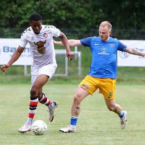 Kusi Karschau im Duell um den Ball mit Dennis Bergmann