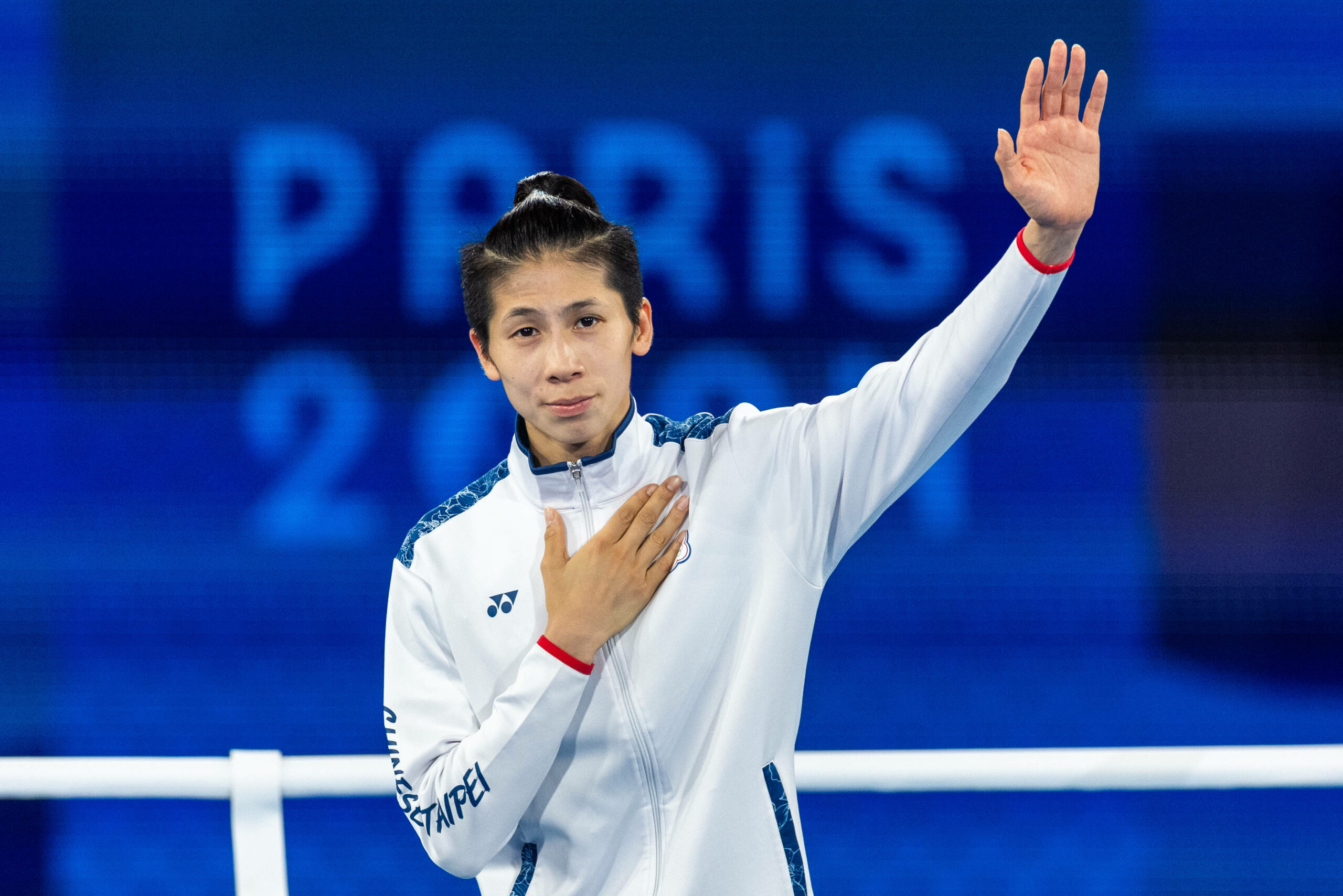 Olympiasiegerin Lin Yu-ting bedankt sich mit erhobener Hand