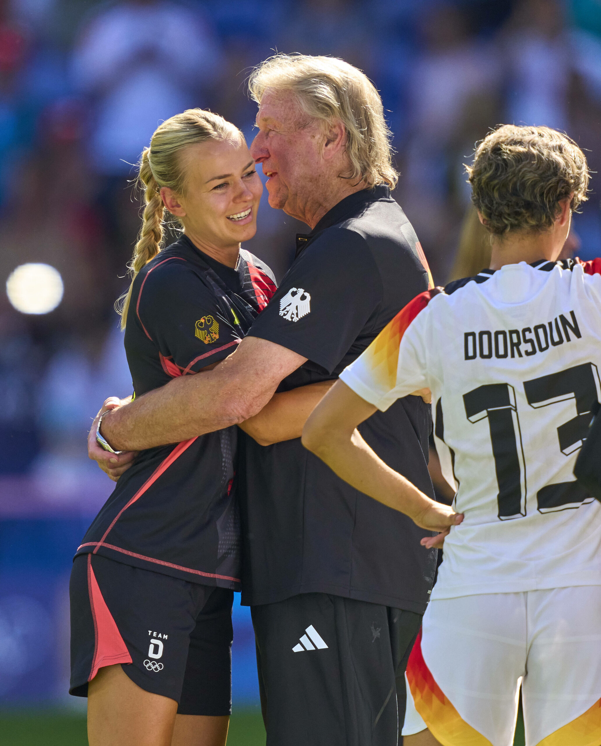 Merle Frohms feiert den Gewinn von Olympia-Bronze mit Horst Hrubesch