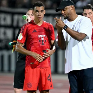 Bayern-Trainer Vincent Kompany spricht mit Jamal Musiala