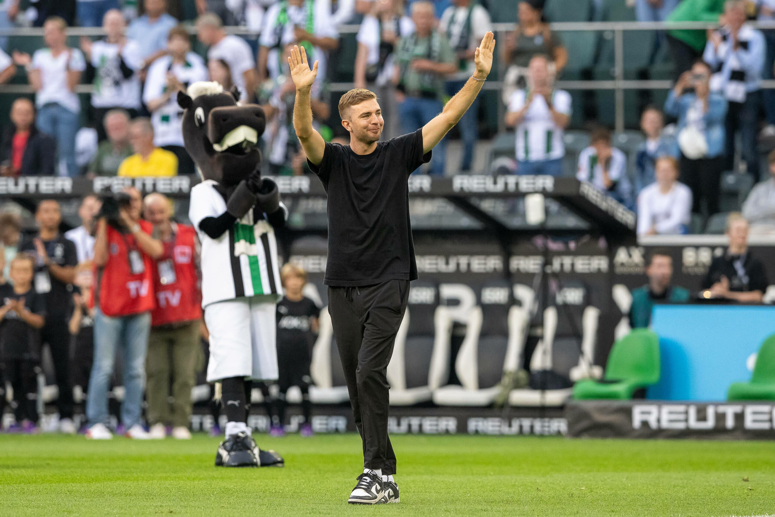 Christoph Kramer geht über den Rasen im Borussia Park und winkt den Fans zu seinem Abschied