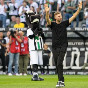 Christoph Kramer geht über den Rasen im Borussia Park und winkt den Fans zu seinem Abschied