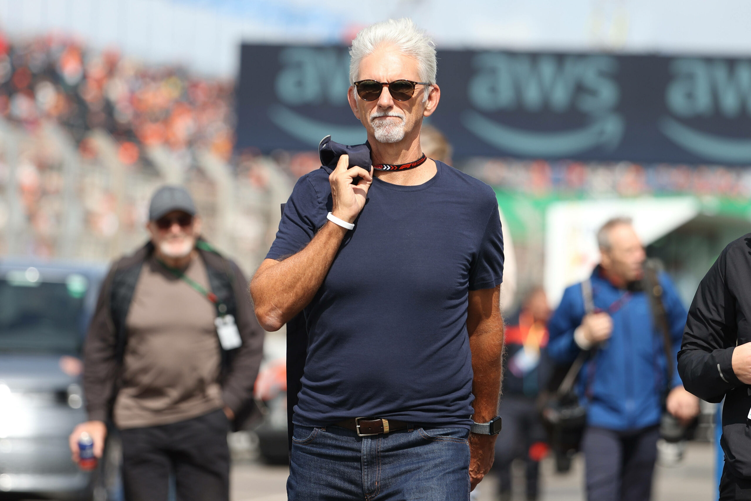 Damon Hill läuft durch das Paddock