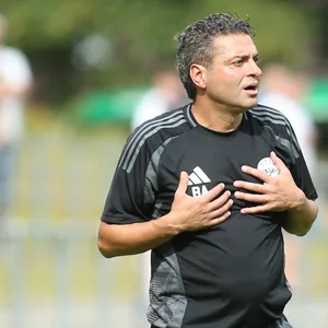 Berkan Algan fässt sich mit beiden Händen auf die Brust, dazu eine fragende Mimik.
