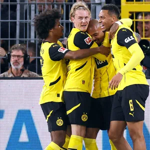 Karim Adeyemi, Julian, Brandt, Donyell Malen und Felix Nmecha feiern Tor für den BVB