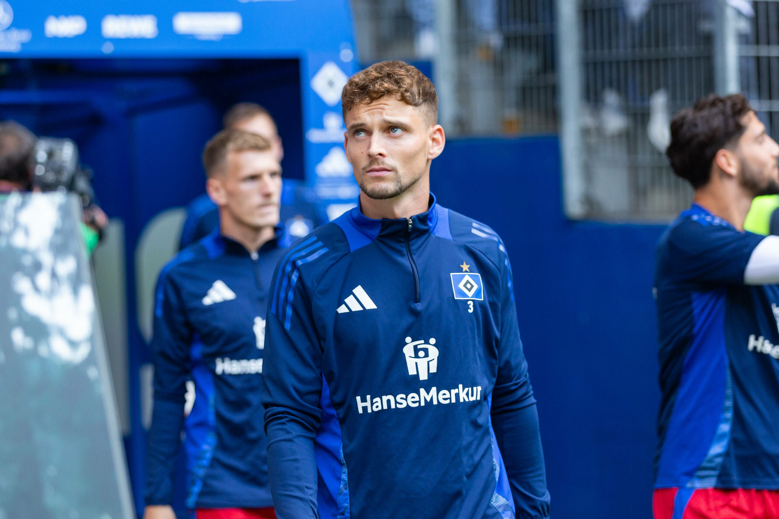 Moritz Heyer guckt auf dem Weg auf den Rasen des Volksparkstadions nach oben