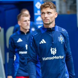 Moritz Heyer guckt auf dem Weg auf den Rasen des Volksparkstadions nach oben