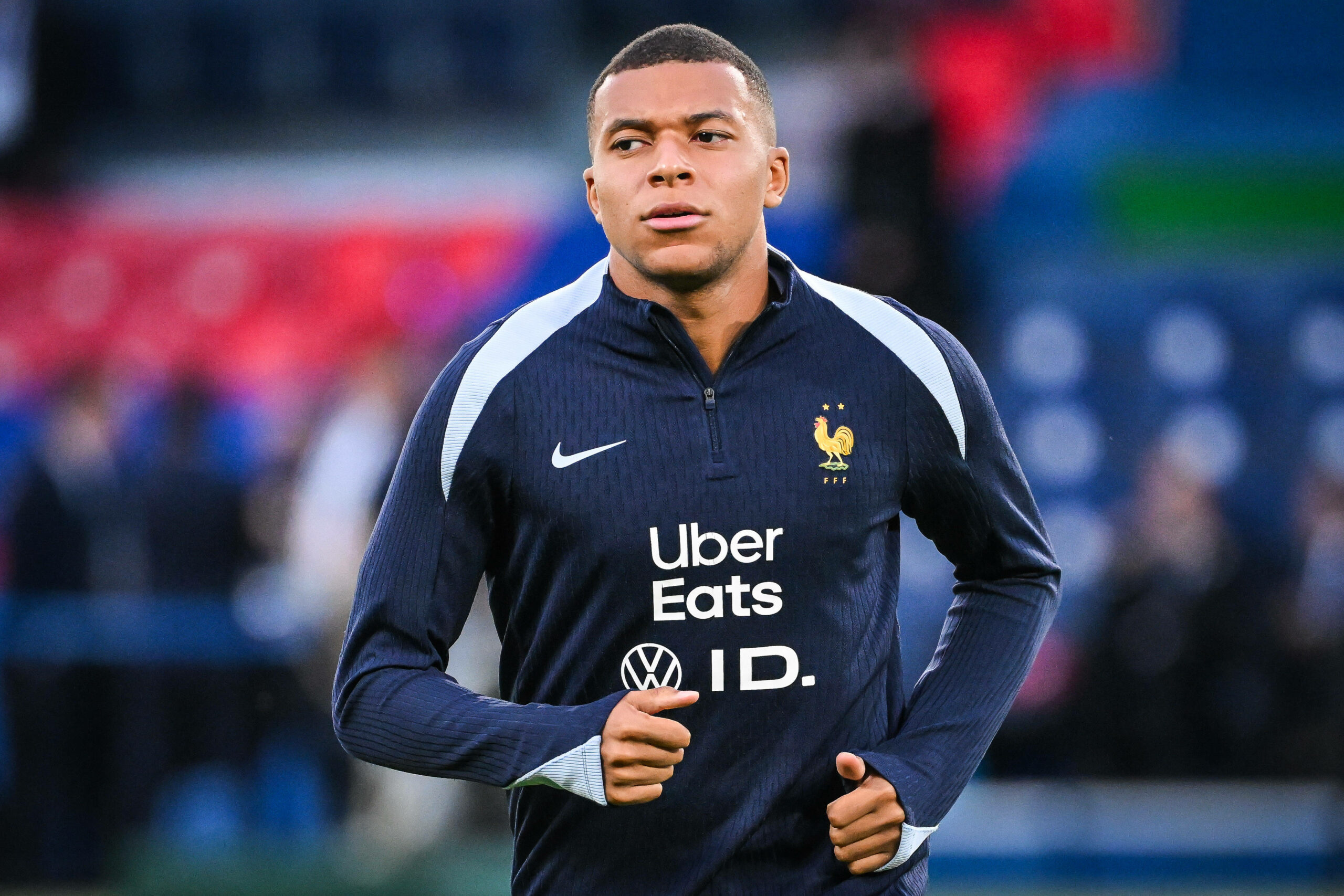 Kylian Mbappe in Trainingsanzug der französischen Nationalmannschaft, guckt kritisch