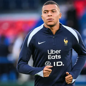 Kylian Mbappe in Trainingsanzug der französischen Nationalmannschaft, guckt kritisch