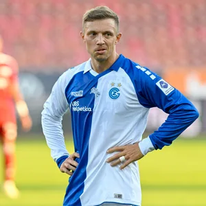 Sonny Kittel stemmt im Trikot vom Grasshopper Club Zürich die Hände in seine Hüften