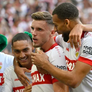Ermedin Demirovic jubelt mit Josha Vagnoman über ein Stuttgart-Tor.