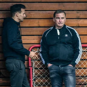 Claus Costa und Stefan Kuntz sprechen am Rande des Trainingsplatzes