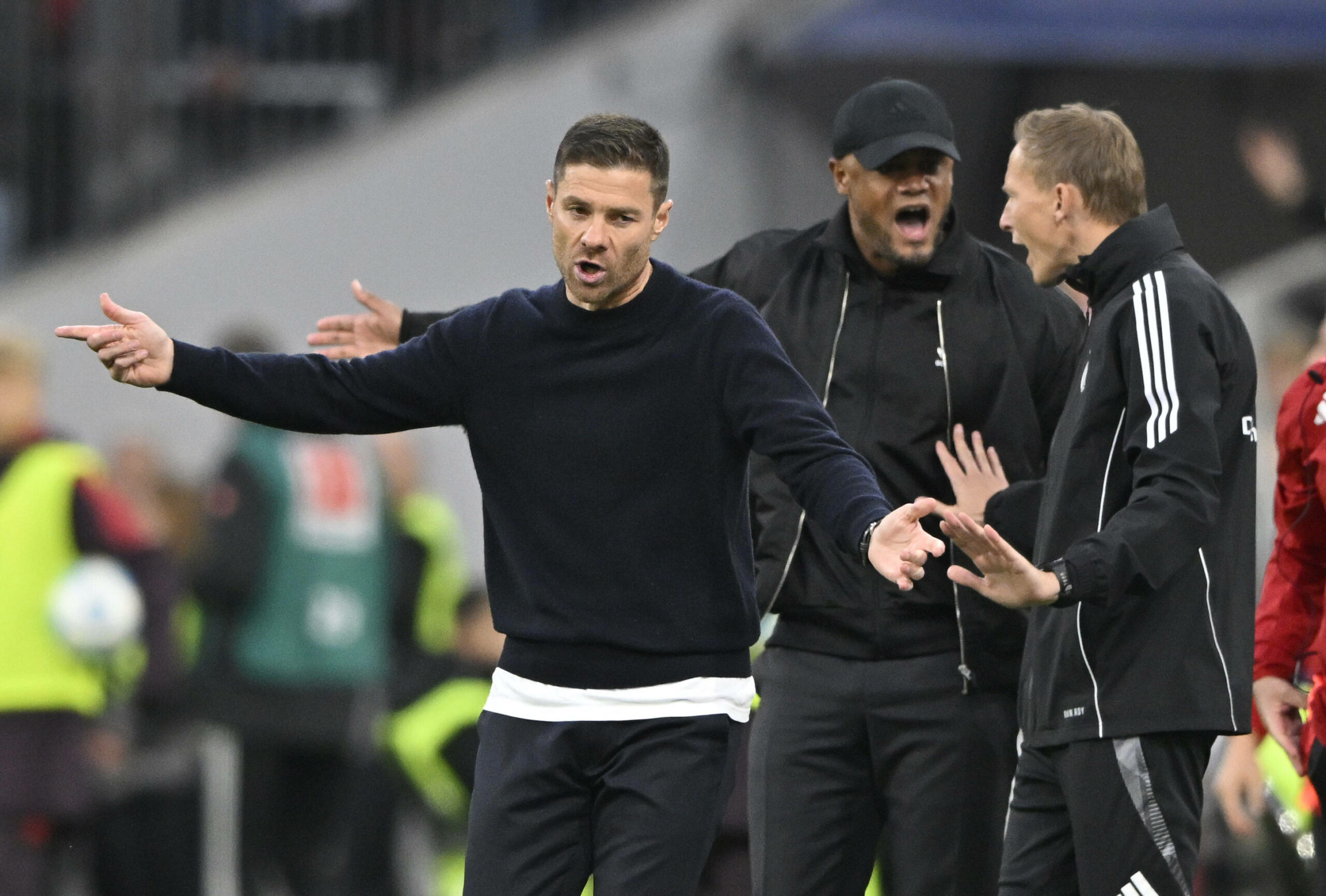 Xabi Alonso, Vincent Kompany und Schiedsrichter Martin Petersen