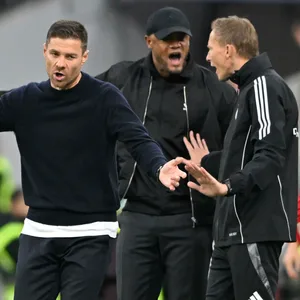 Xabi Alonso, Vincent Kompany und Schiedsrichter Martin Petersen