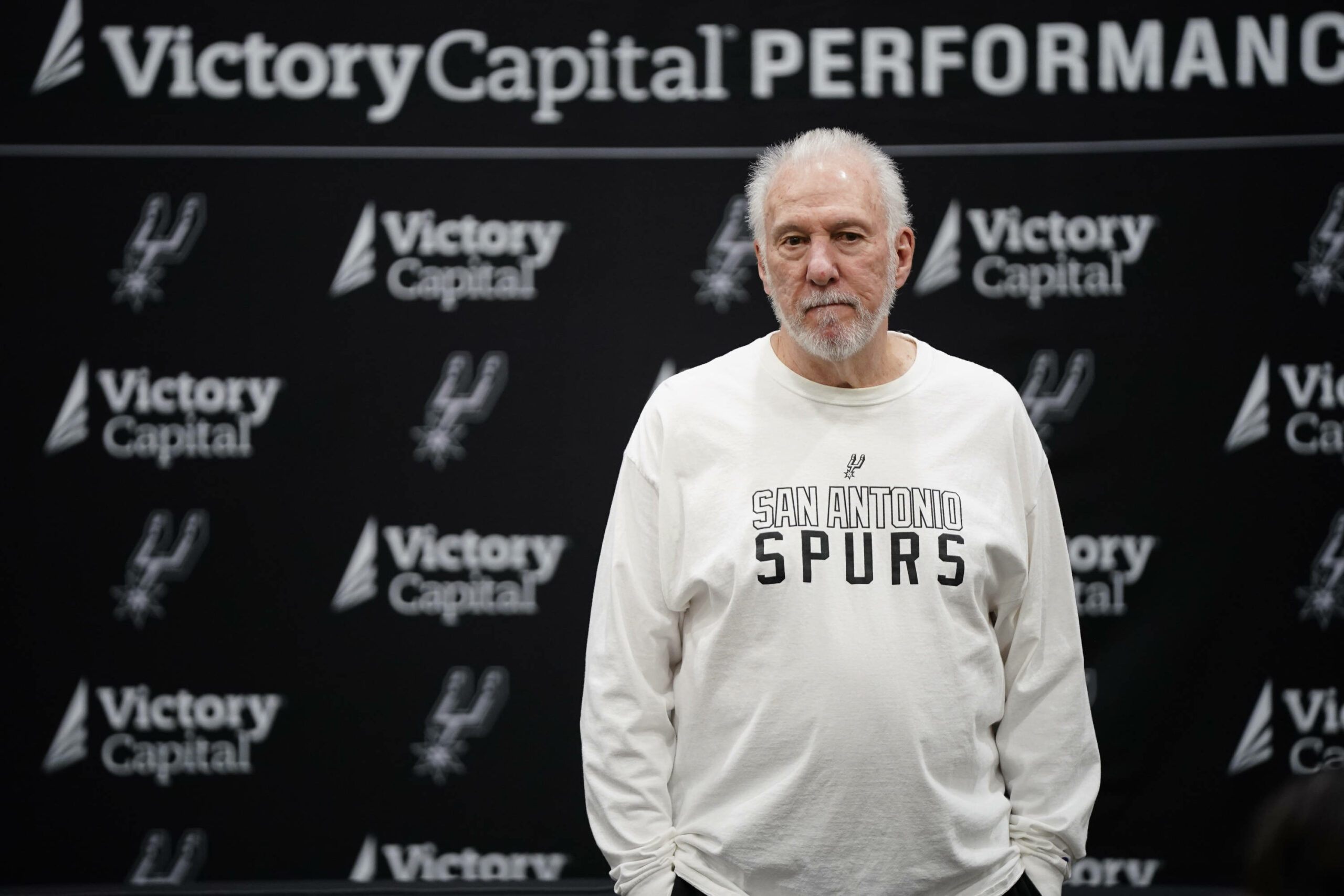 Gregg Popovich vor einer Werbetafel