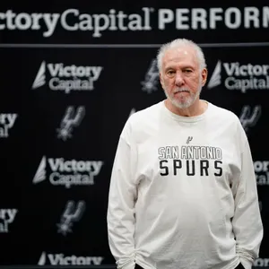 Gregg Popovich vor einer Werbetafel