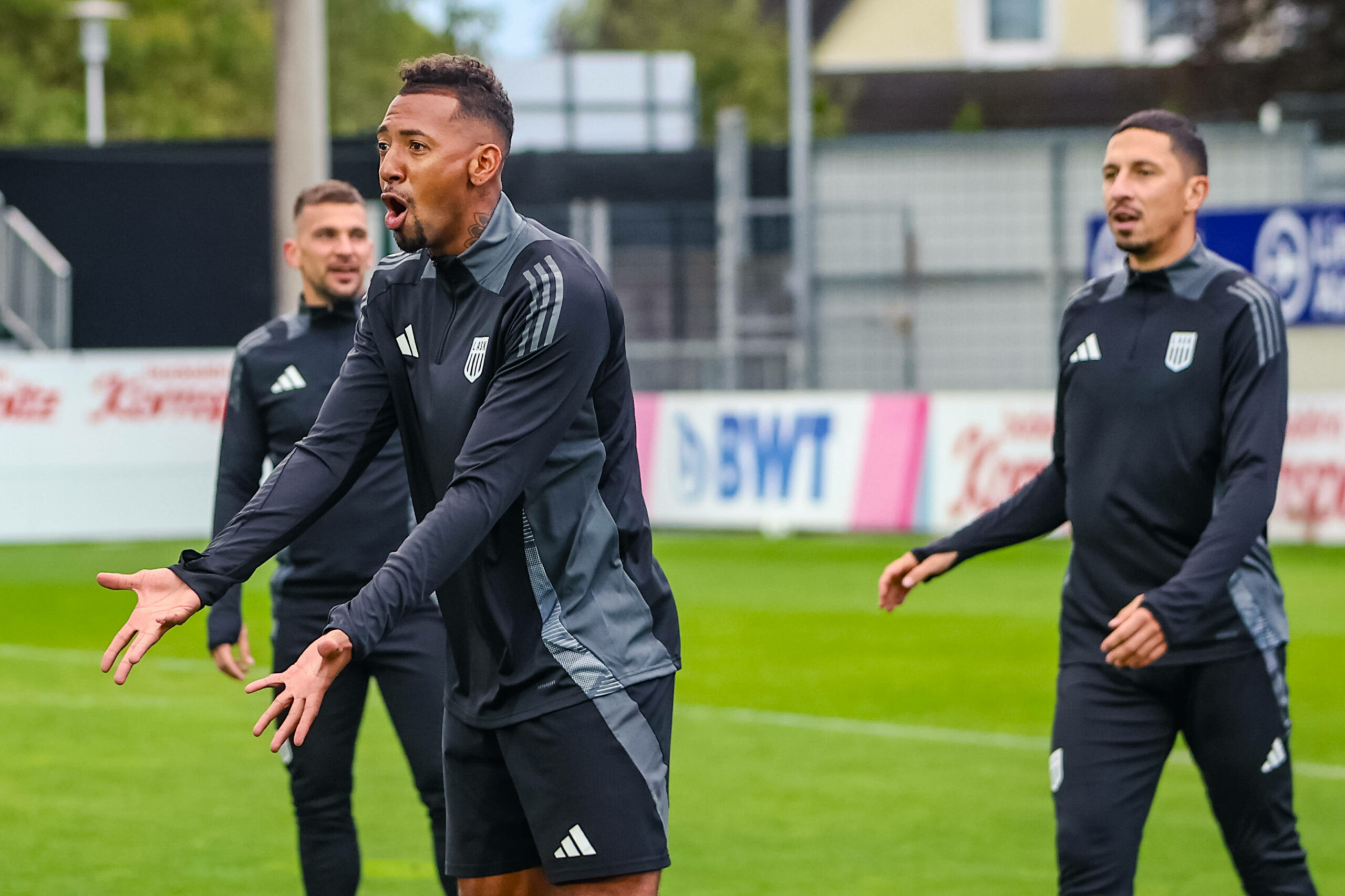 erome Boateng gestikuliert mit den Händen