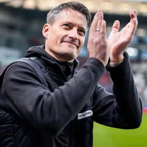 Alexander Blessin applaudiert