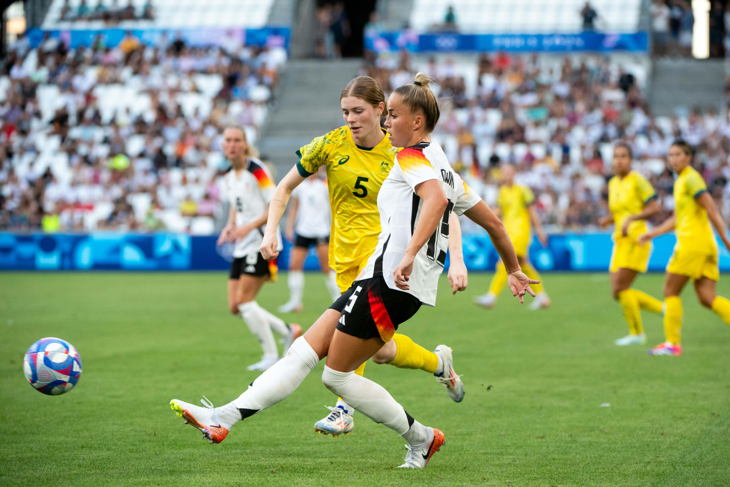 Cortnee Vine versucht, Giulia Gwinn den Ball abzunehmen.