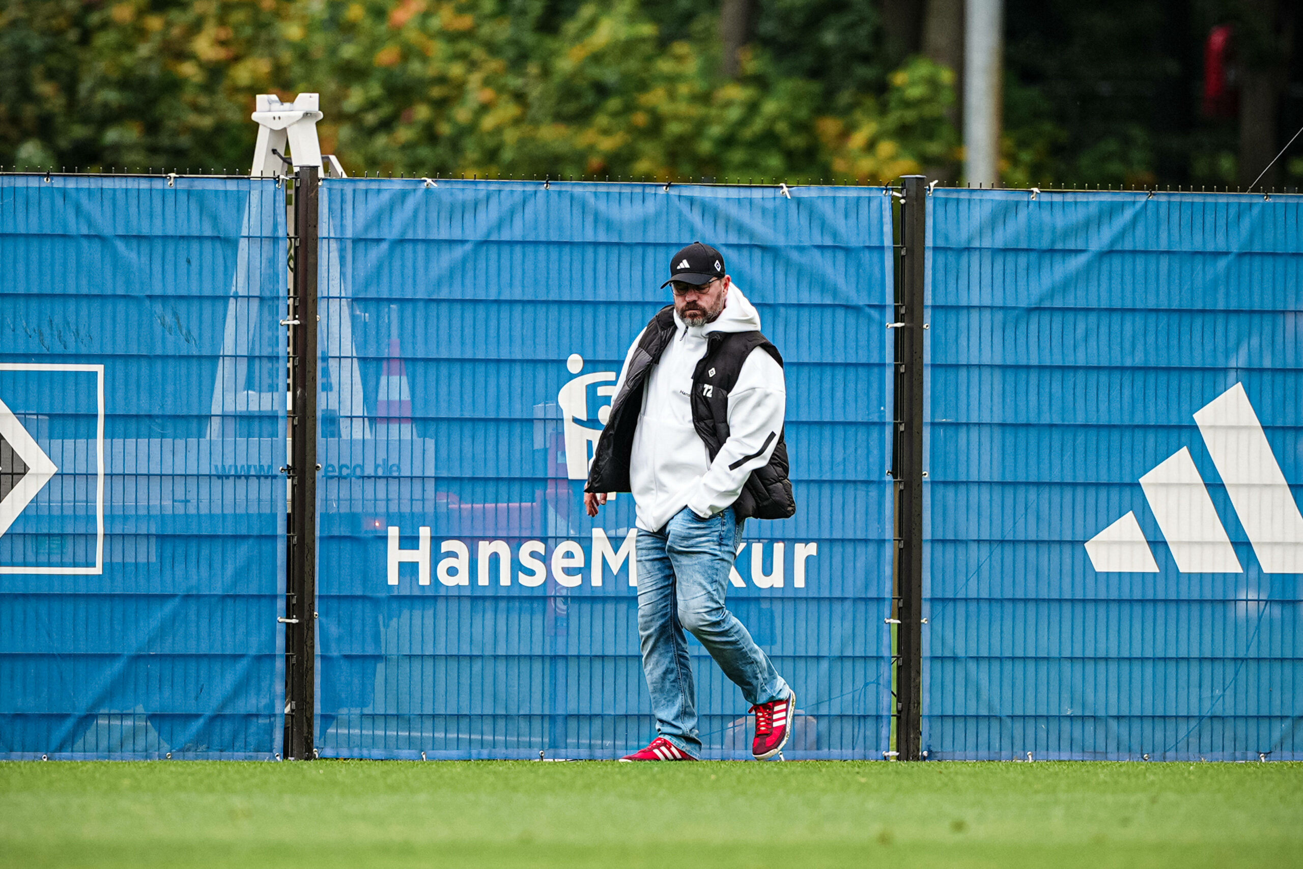 HSV-Trainer Steffen Baumgart bei einem nicht öffentlichen Testspiel im Volkspark.