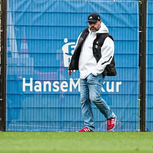 HSV-Trainer Steffen Baumgart bei einem nicht öffentlichen Testspiel im Volkspark.