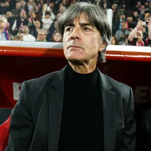 Joachim Löw steht vor der Trainerbank