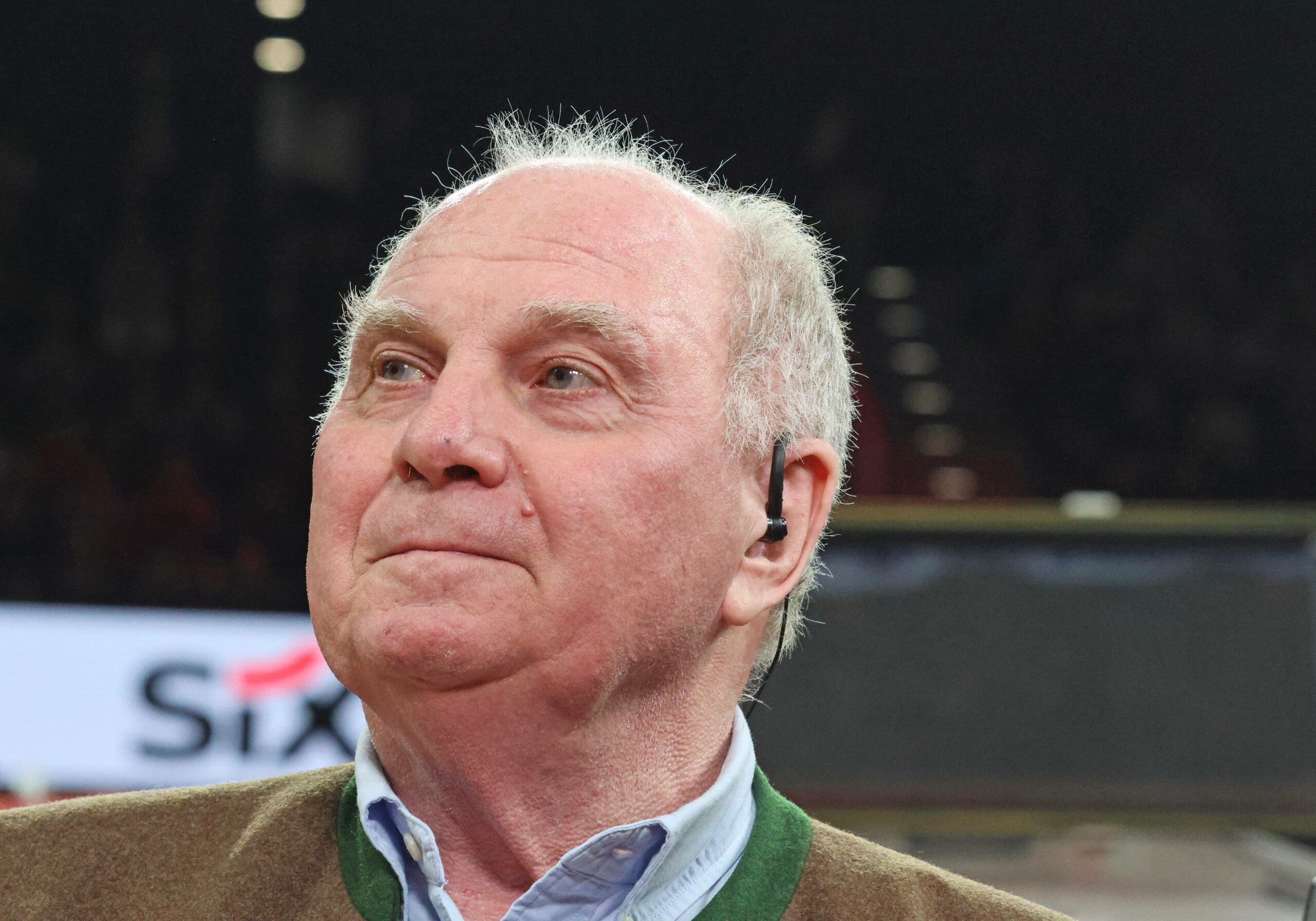 Uli Hoeneß schaut in die Ferne