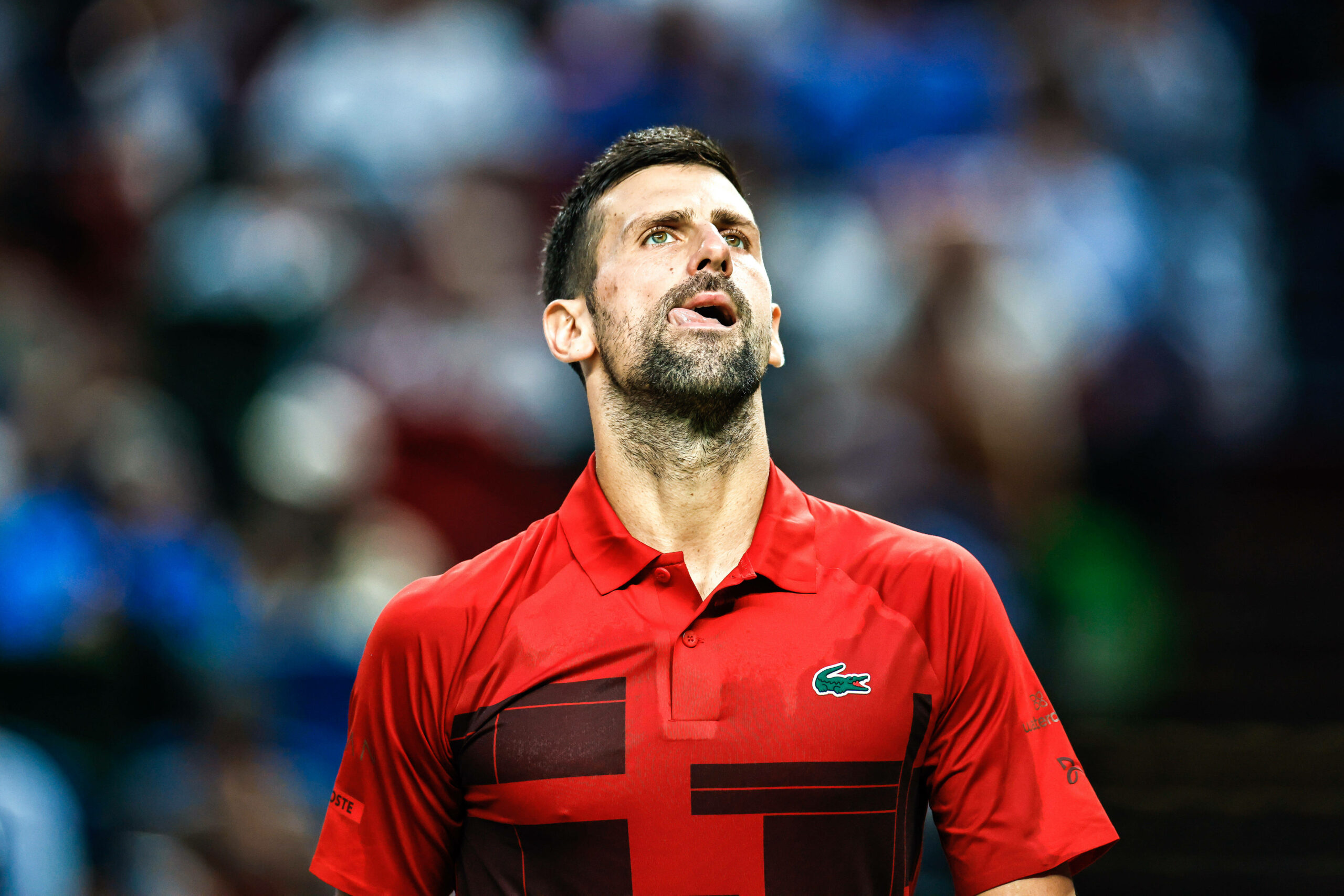 Novak Djokovic schnalzt mit der Zunge.