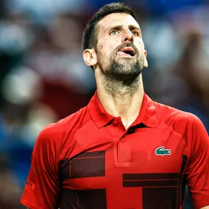 Novak Djokovic schnalzt mit der Zunge.