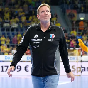 Martin Schwalb geht durch die Halle in Erlangen