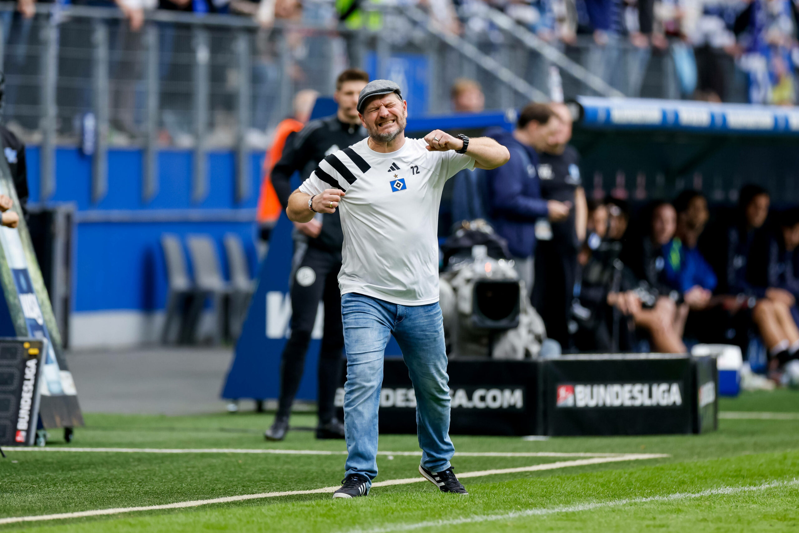 HSV-Trainer Steffen Baumgart lacht und jubelt im Volksparkstadion.