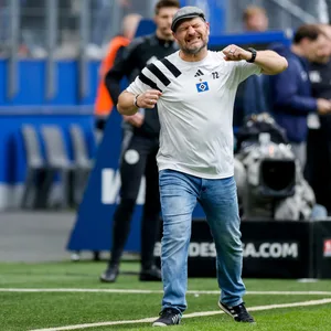 HSV-Trainer Steffen Baumgart lacht und jubelt im Volksparkstadion.