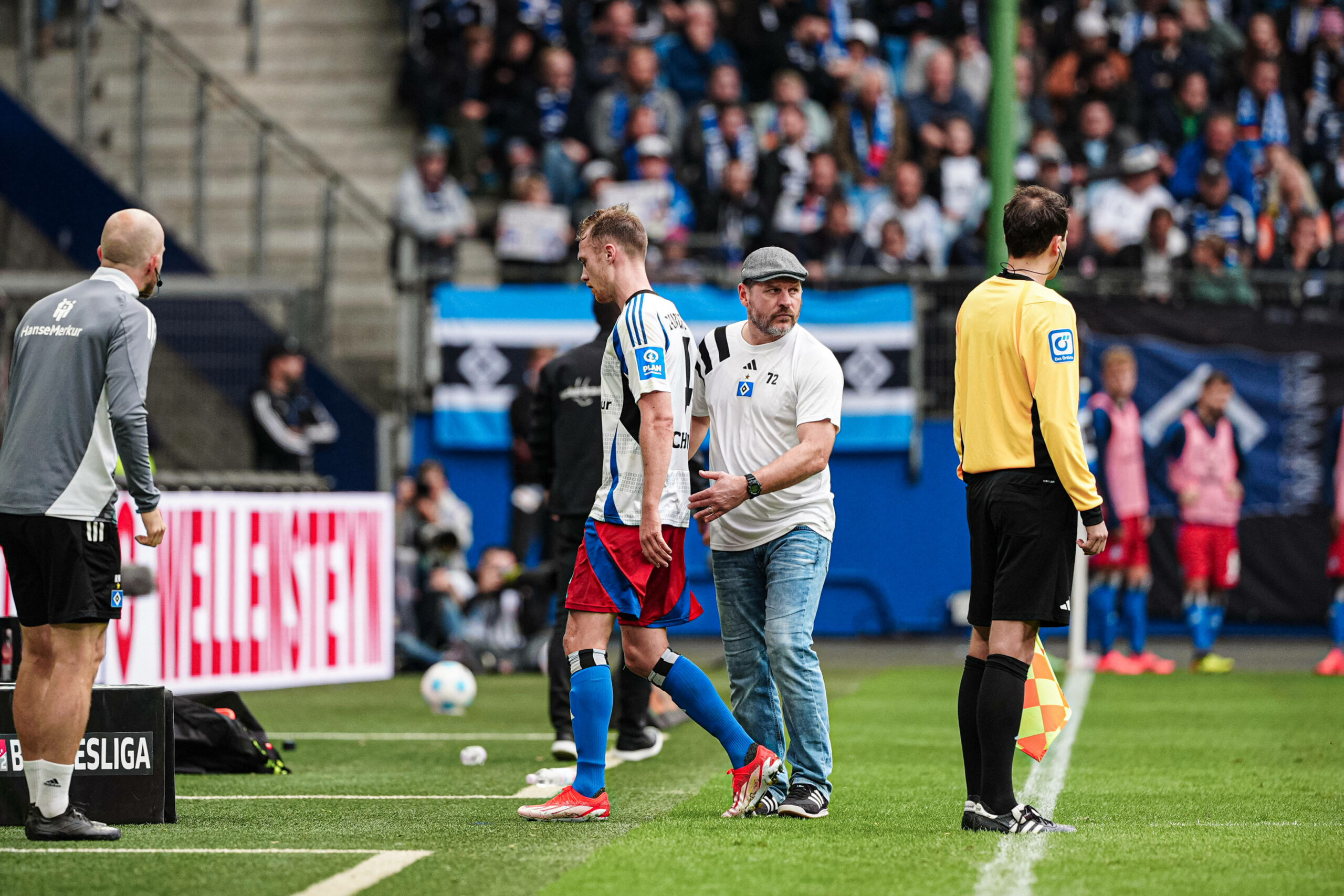 Sebastian Schonlau geht nach seiner Roten Karte vom Platz und wird von Steffen Baumgart umarmt