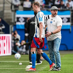 Sebastian Schonlau geht nach seiner Roten Karte vom Platz und wird von Steffen Baumgart umarmt