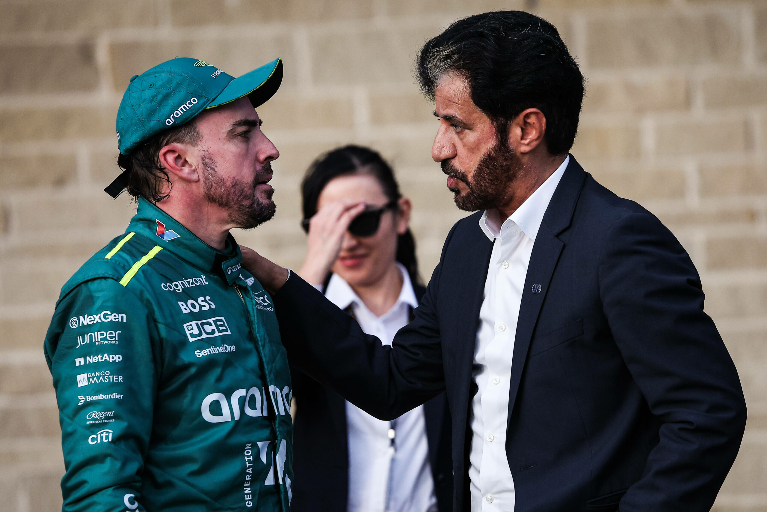 Ex-Weltmeister Fernando Alonso im Gespräch mit FIA-Präsident Mohammed Ben Sulayem