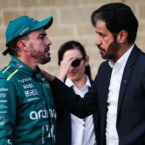 Ex-Weltmeister Fernando Alonso im Gespräch mit FIA-Präsident Mohammed Ben Sulayem